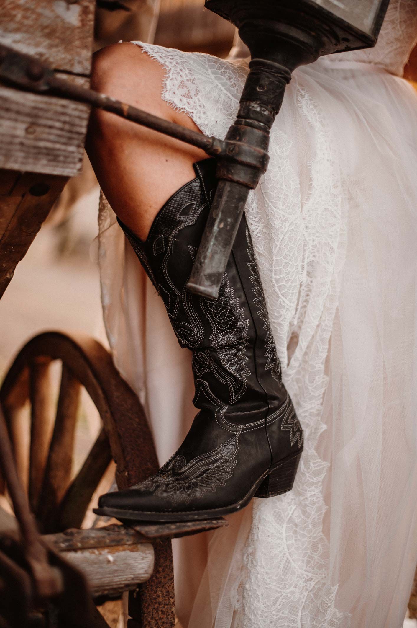 Cowboystiefel auf Brautkleid